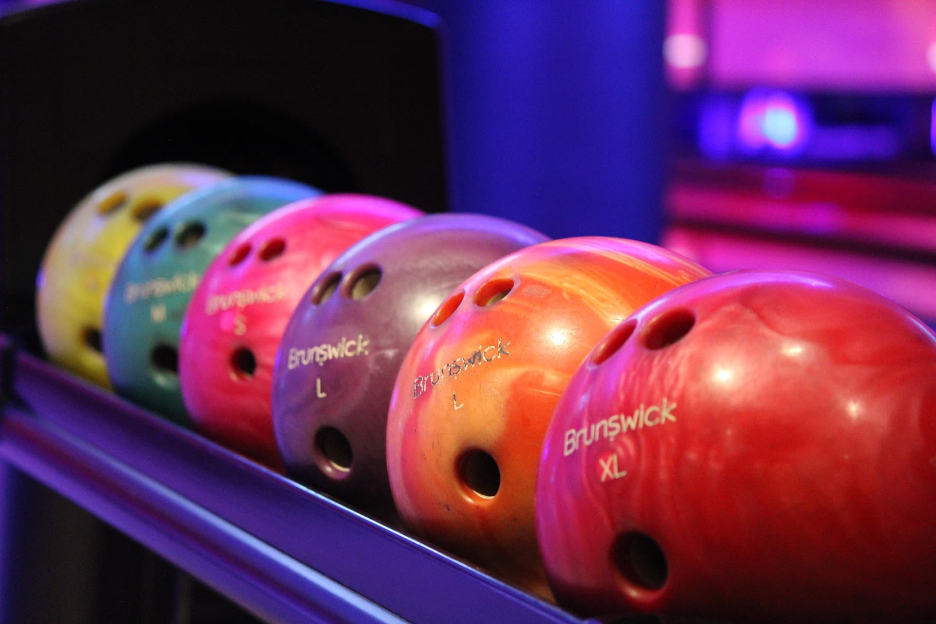 Bowling är en bra aktivitet under semestern i sverige med barn
