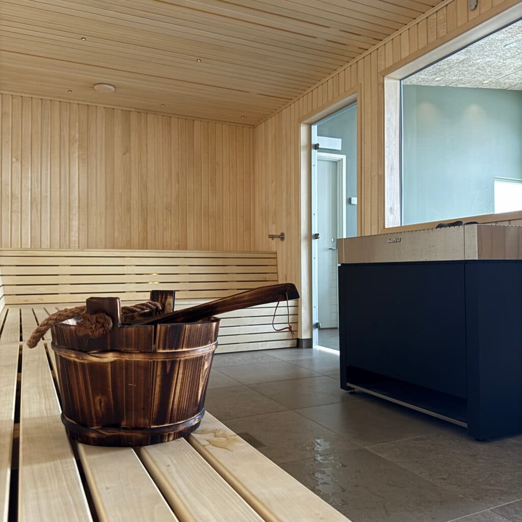 Bastu och relaxavdelning med utsikt över havet på First Camp Arcus - Luleå