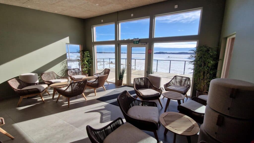 Bastu och relaxavdelning med utsikt över havet på First Camp Arcus - Luleå