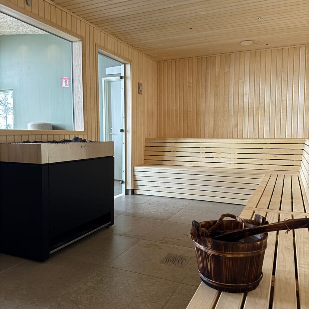 Bastu och relaxavdelning med utsikt över havet på First Camp Arcus - Luleå