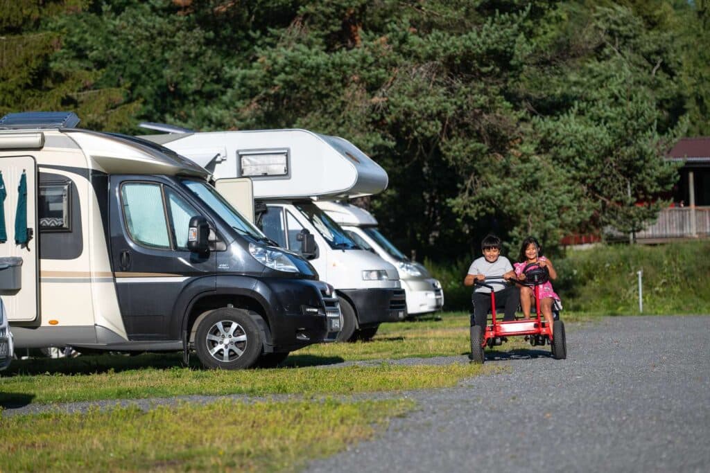 Barn som cyklar trampbil på campingområdet Nydala - Umeå