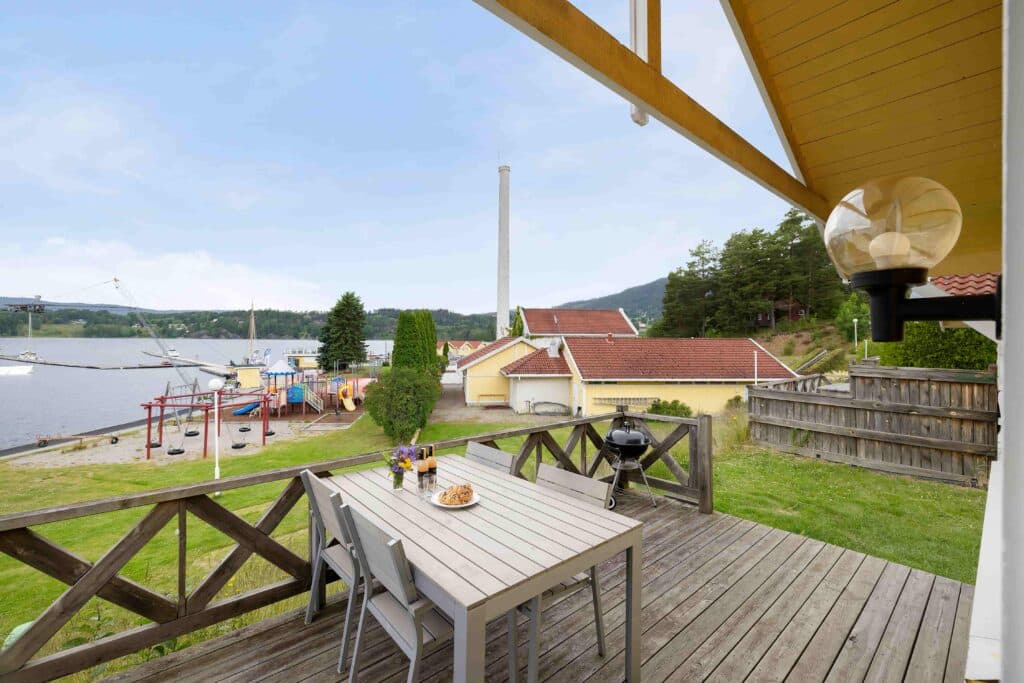 Telemarkhytta - stuga i norsjö - altan