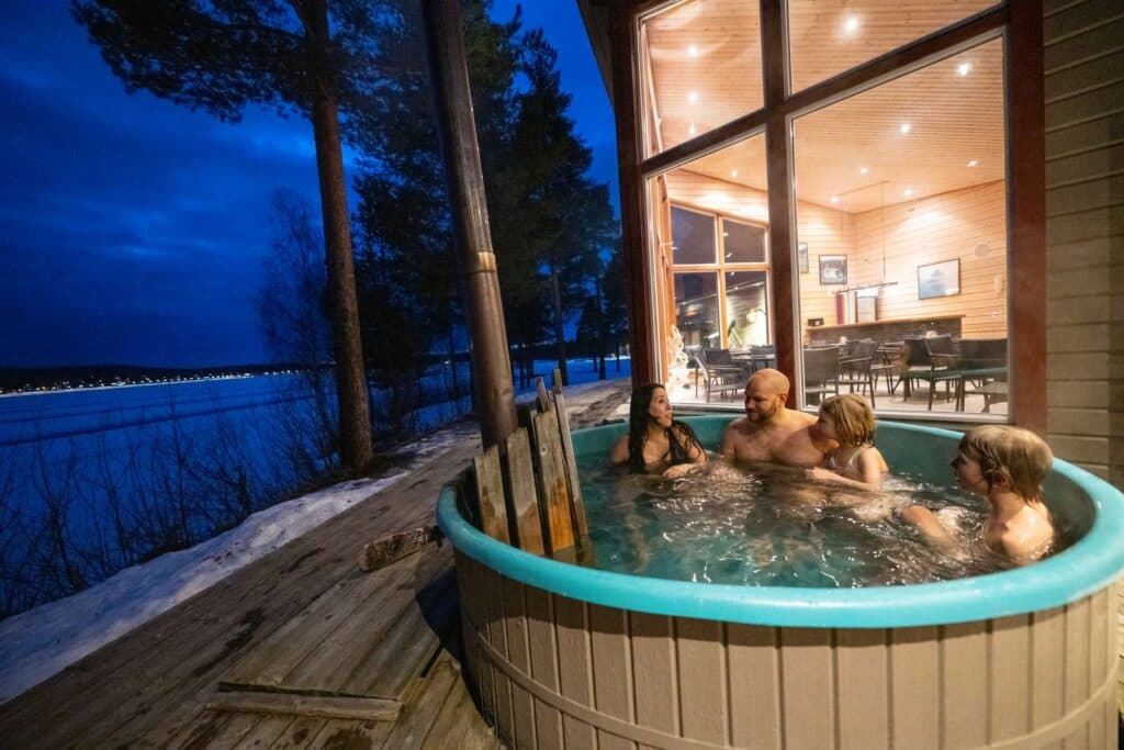 Relaxavdelning med bastu och pool på campingen First Camp Ansia i Lycksele