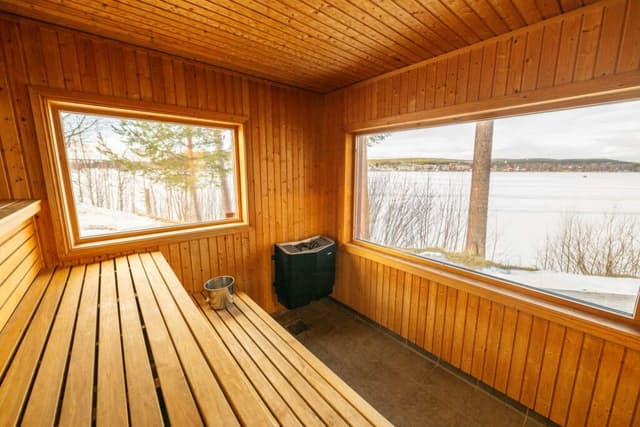 Relaxavdelning med bastu och pool på campingen First Camp Ansia i Lycksele