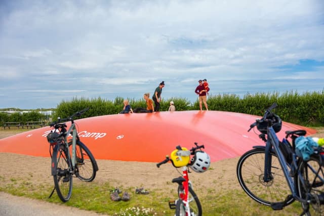 Børn leger på hoppepuden på Lakolk Strand – Rømø camping