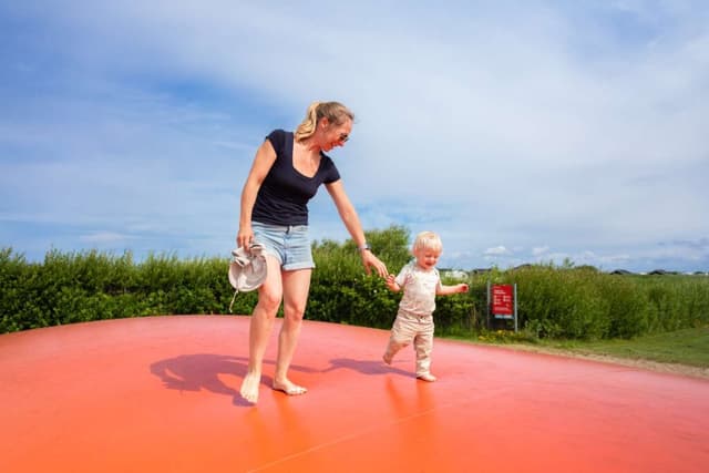 Børn hopper på hoppepude på Lakolk Strand – Rømø camping