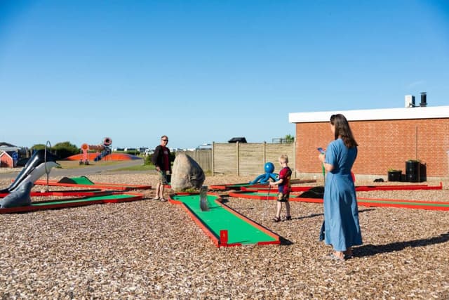Familie spiller minigolf på Lakolk Strand – Rømø camping