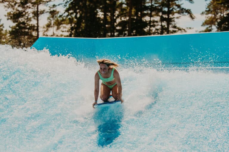 Bö Sommarland - Person på surfbräda