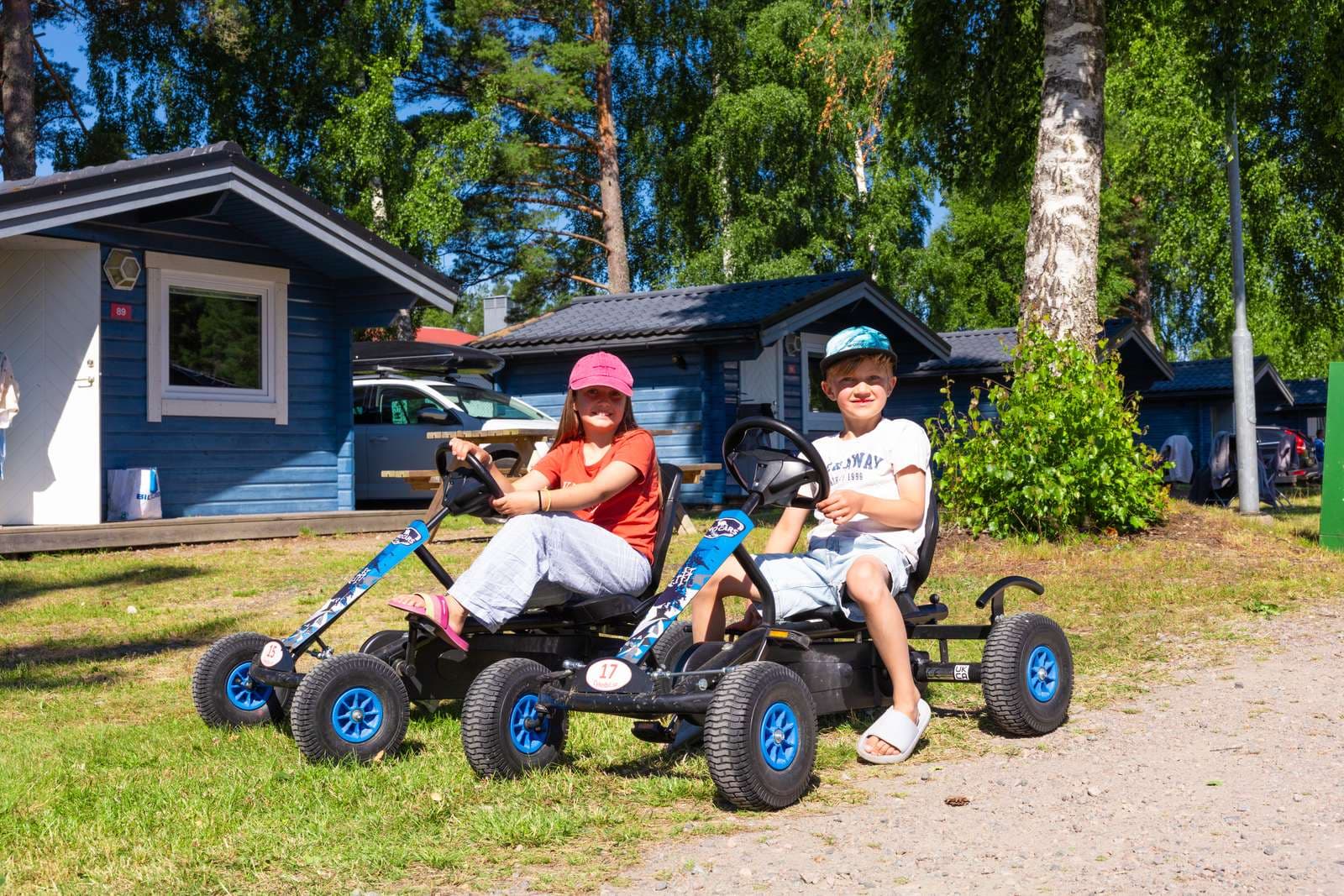 Barn som åker trampbil inne på Skara Sommarland camping