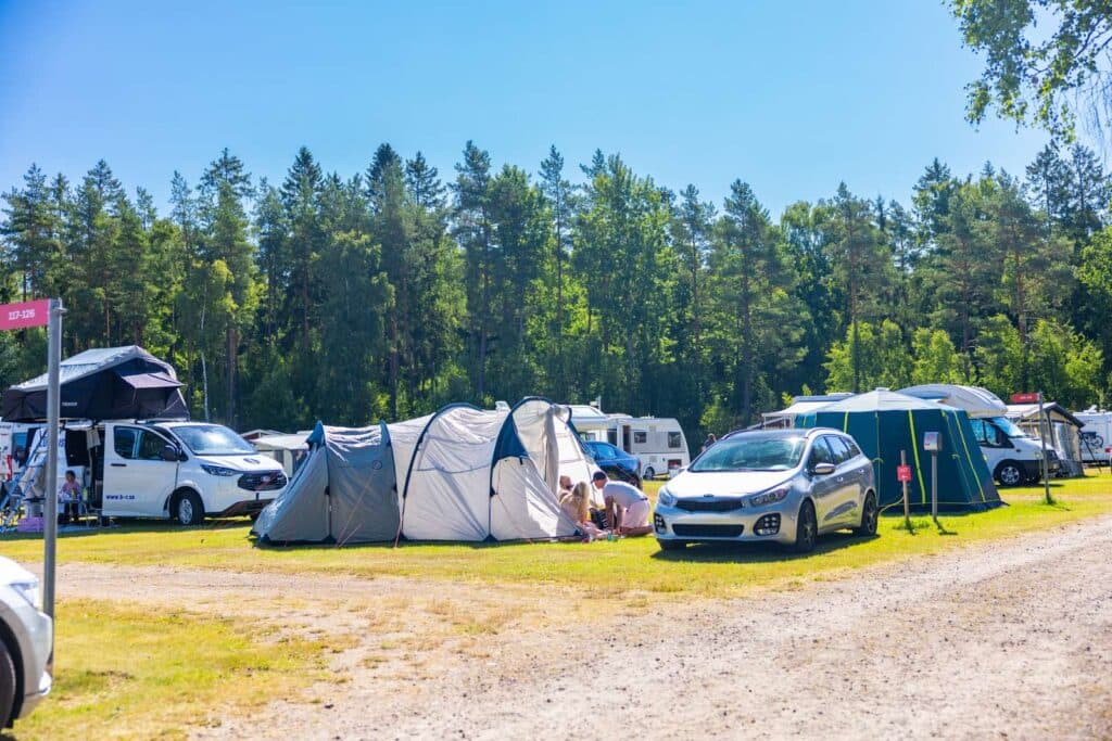 Campingområdet med husvagnar och tält på Skara Sommarland camping