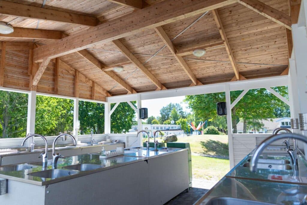 Diskstationen utomhus på Skara Sommarland camping
