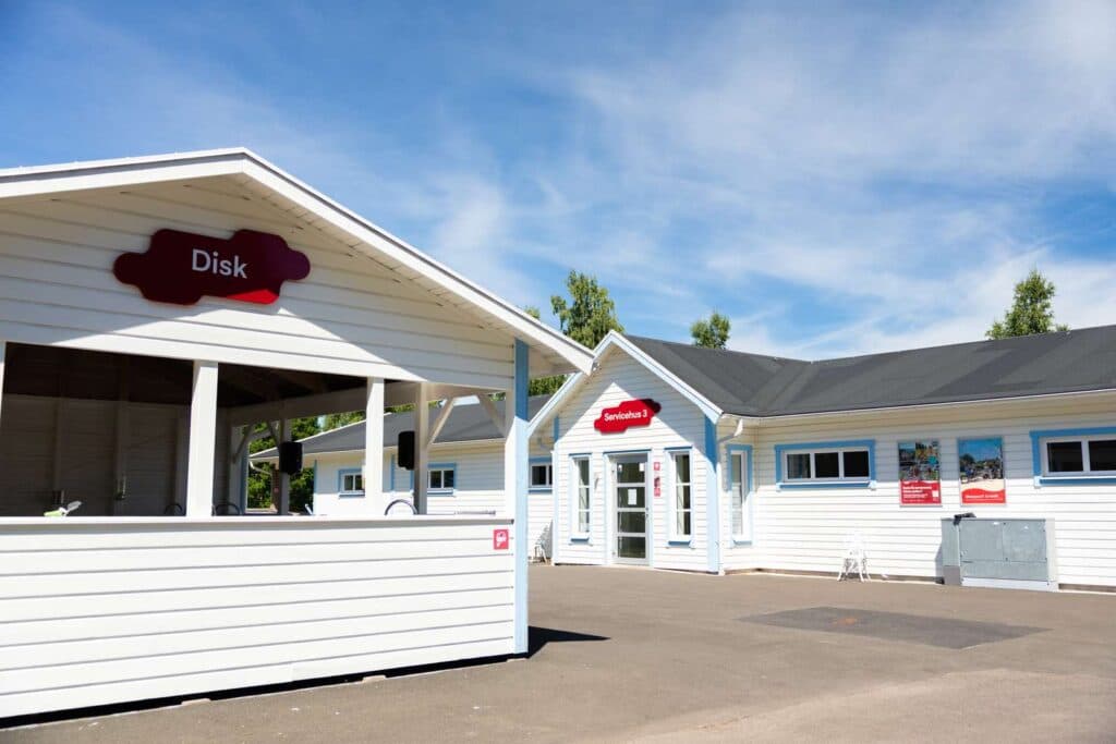 Byggnader för disk och servicehus på Skara Sommarland camping
