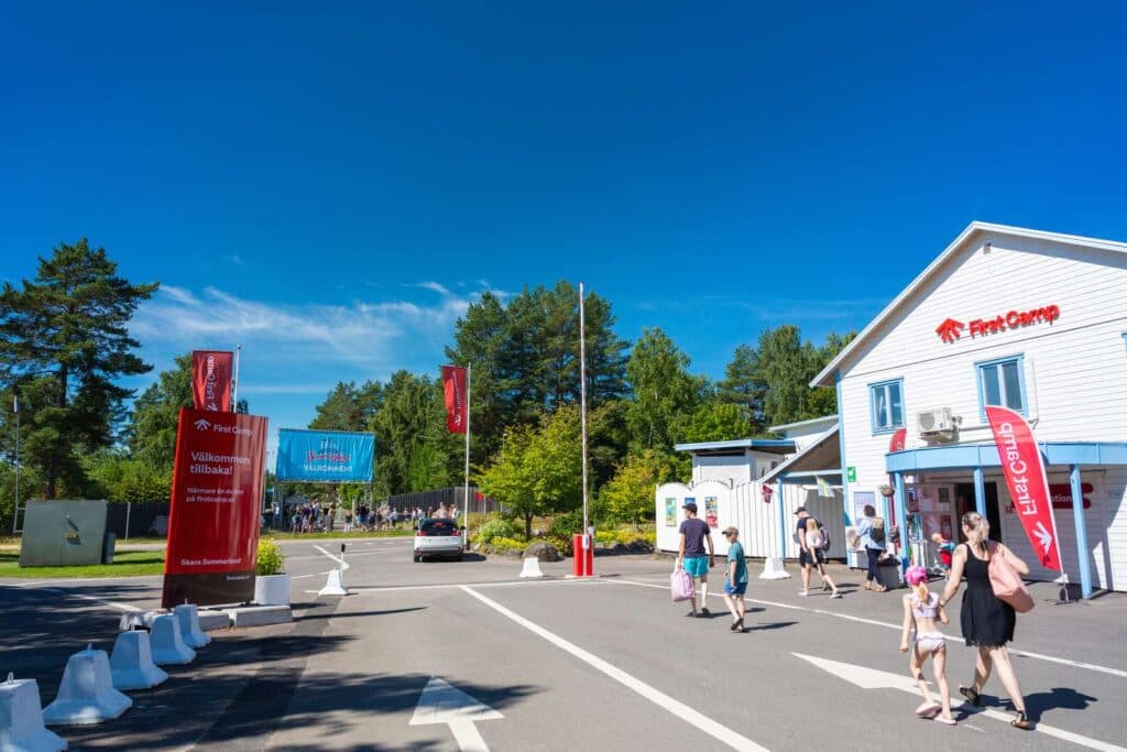 Skara Sommarland camping receptionen och ingången in till sommarlandet