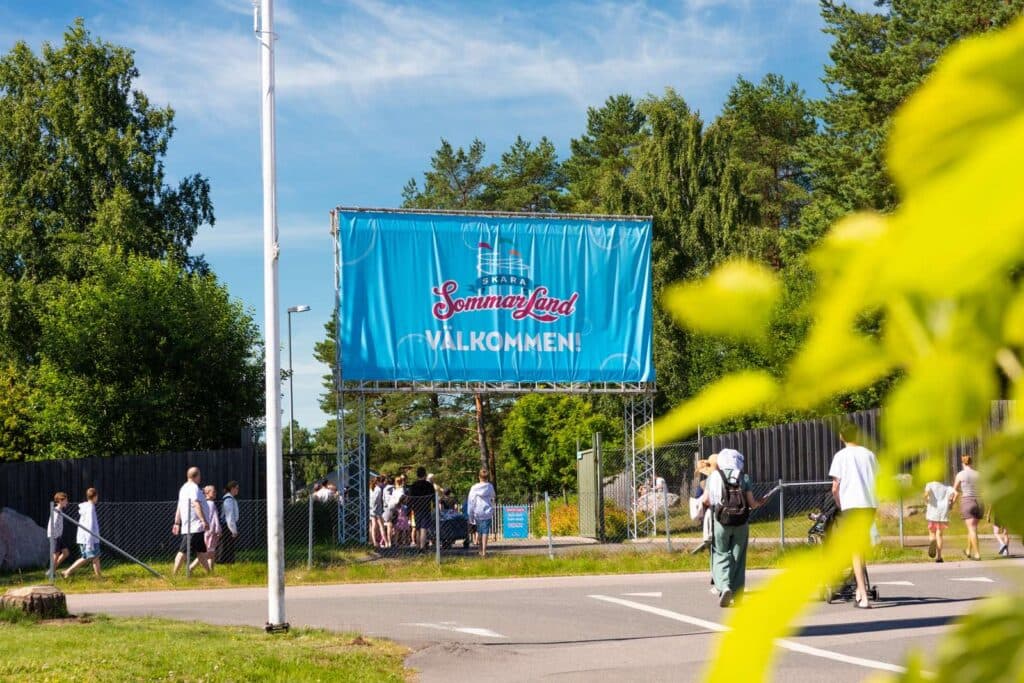 Skara Sommarland camping ingången in till sommarlandet från campingen