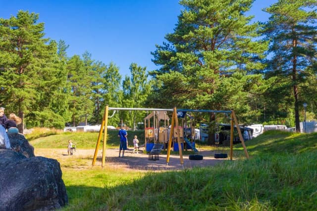 Lekplats med gungor och annat kul på Skara Sommarland camping