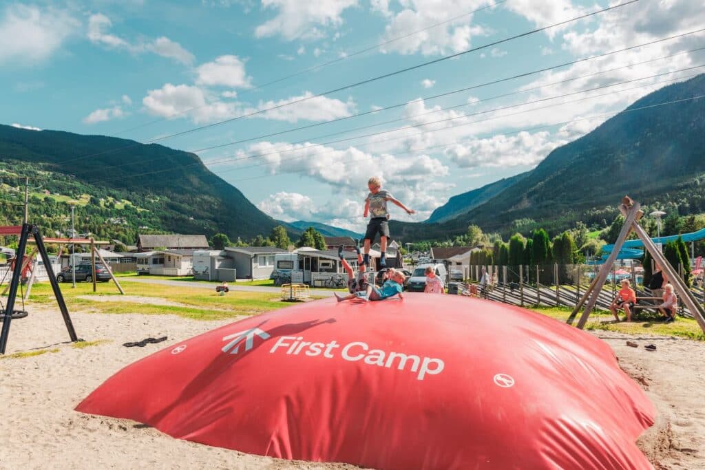 Gol Hallingdal lekeplass med hoppepute