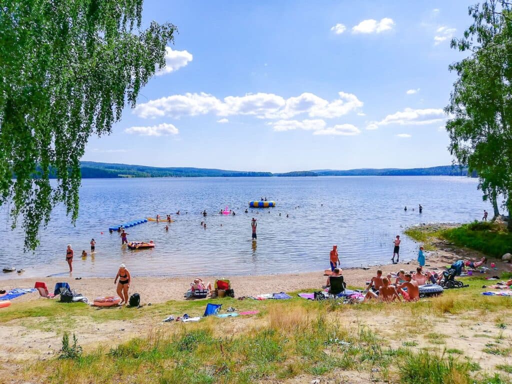 Badplatsen i Charlottenberg en solig sommardag