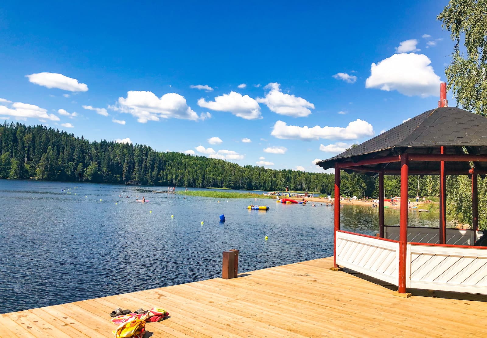 Badbryggan med vyer över sjön First Camp Sommarvik - Årjäng