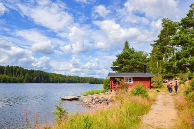 Vedeldad bastu under soliga sommardagar på campingen i Årjäng, First Camp Sommarvik - Årjäng