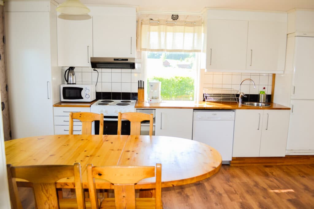 Matbord och kök i stugan Syrenen på Haganäset.