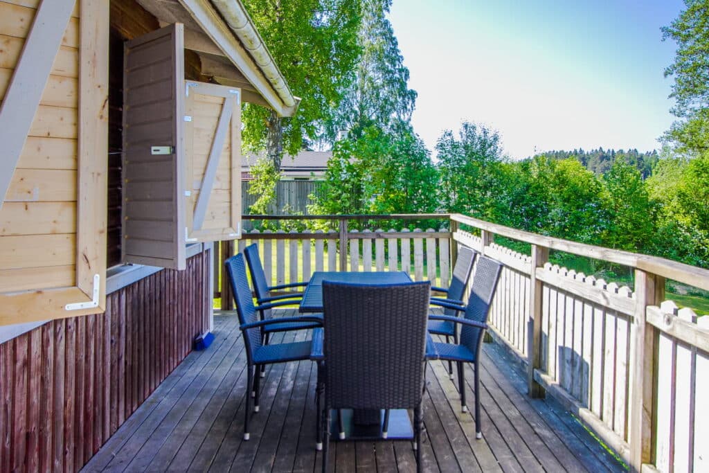 Altan med utsikt för Sjövillan - en stuga på Herrgårdsliv i Värmland.