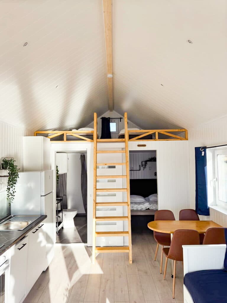 Allrum och loft för Vänerstuga - en stuga på Herrgårdsliv i Värmland.