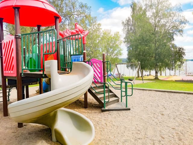 Lekplats vid vattnet på campingplatsen Haganäset i Charlottenberg