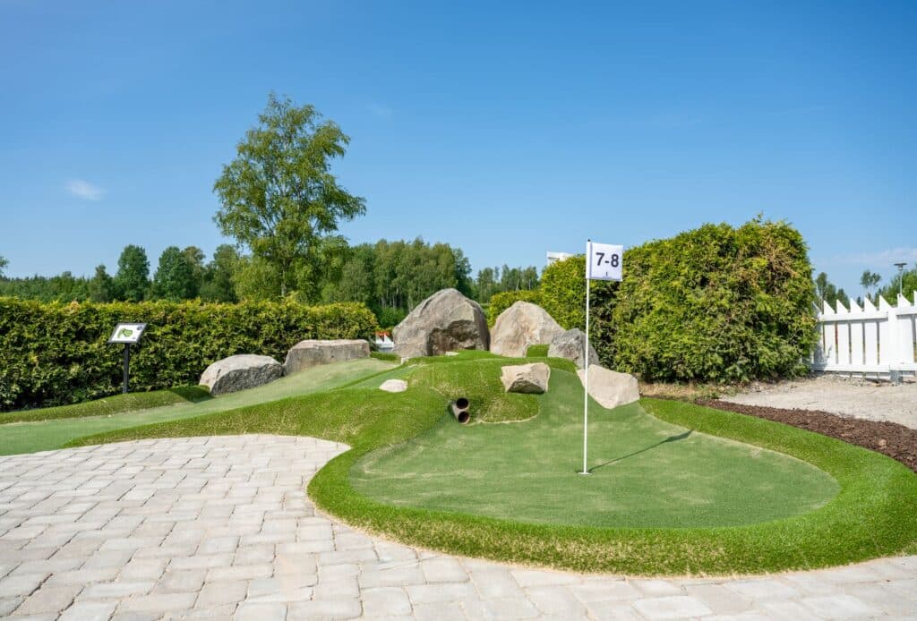 Närbild på minigolfbanan vid campingen Haganäset i Charlottenberg.