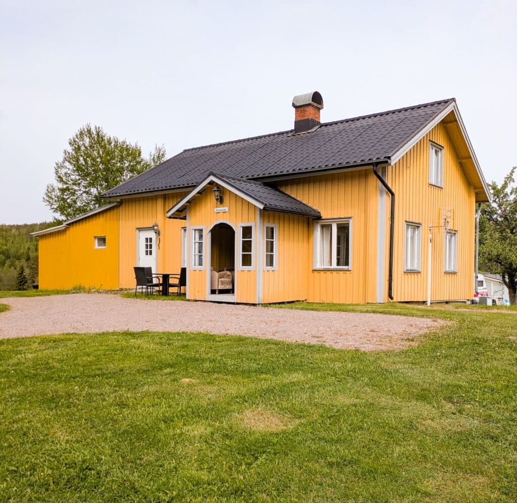 Exteriör för stuga Hubertshus på Sommarvik.