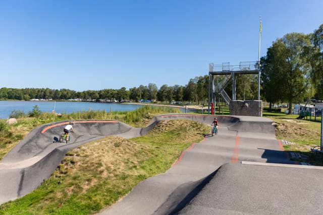Barn som tävlar på BMX-banan vid First Camp Vadstena - Vättern
