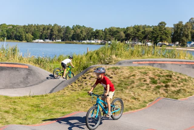 Barn som tränar på cykel vid First Camp Vadstena - Vättern