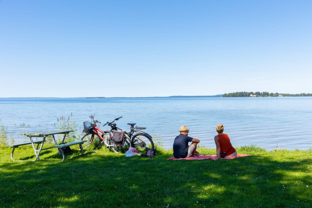 Sjönära aktiviteter och campingmys på First Camp Vadstena - Vättern