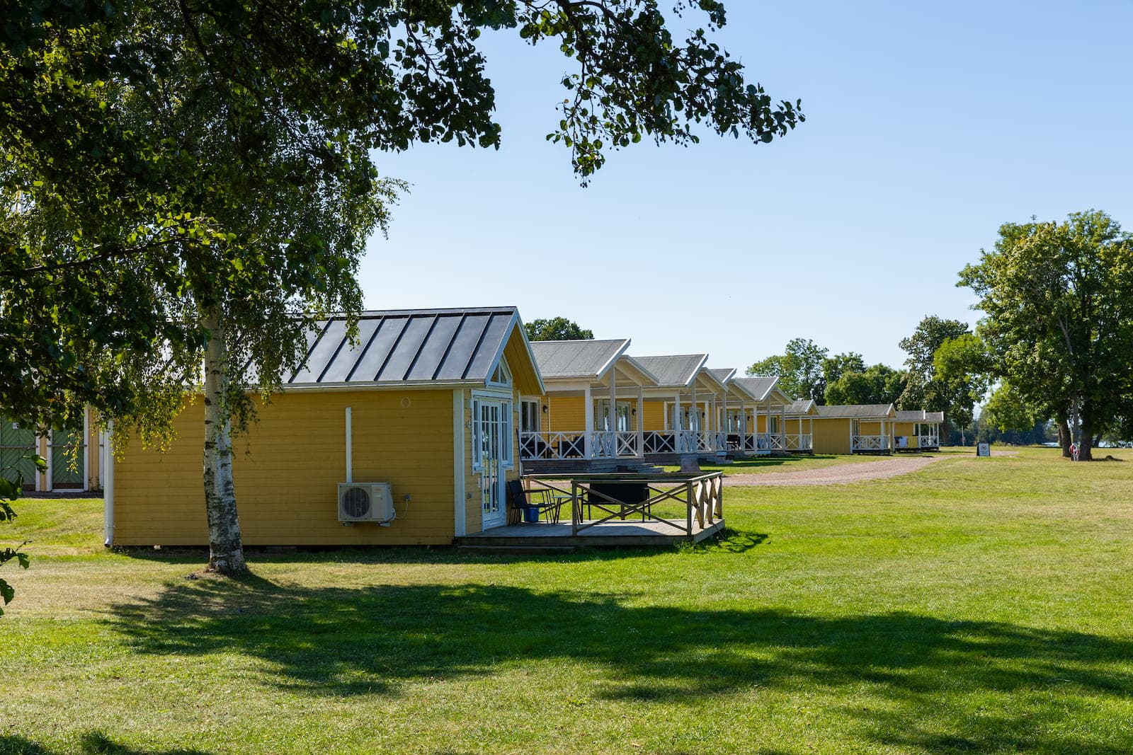 Stugor nära stranden på First Camp Vadstena - Vättern