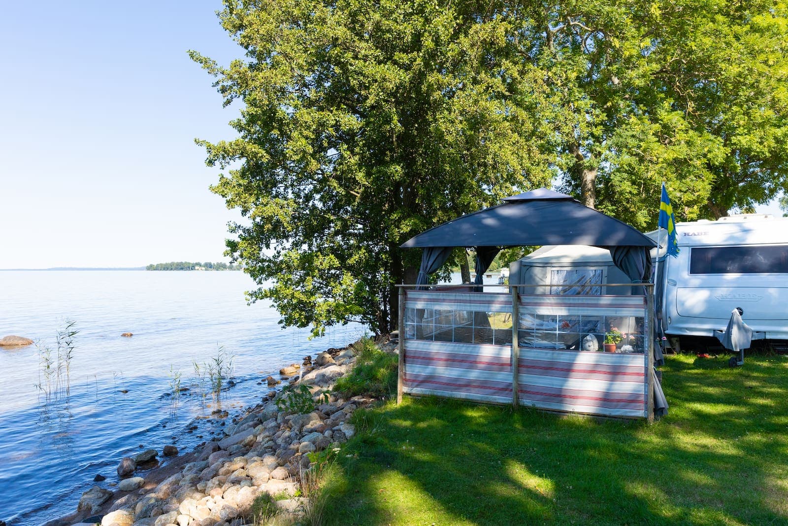 Säsongsplats med sjöutsikt på First Camp Vadstena - Vättern