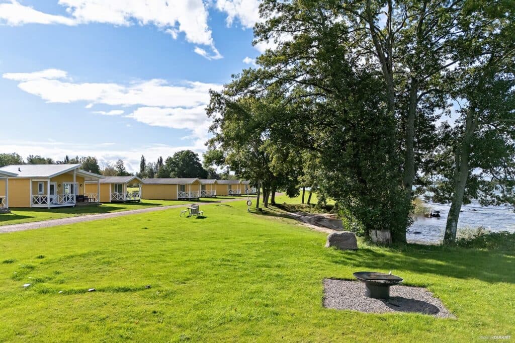 Exteriör för Granbystuga på First Camp Vadstena – Vättern