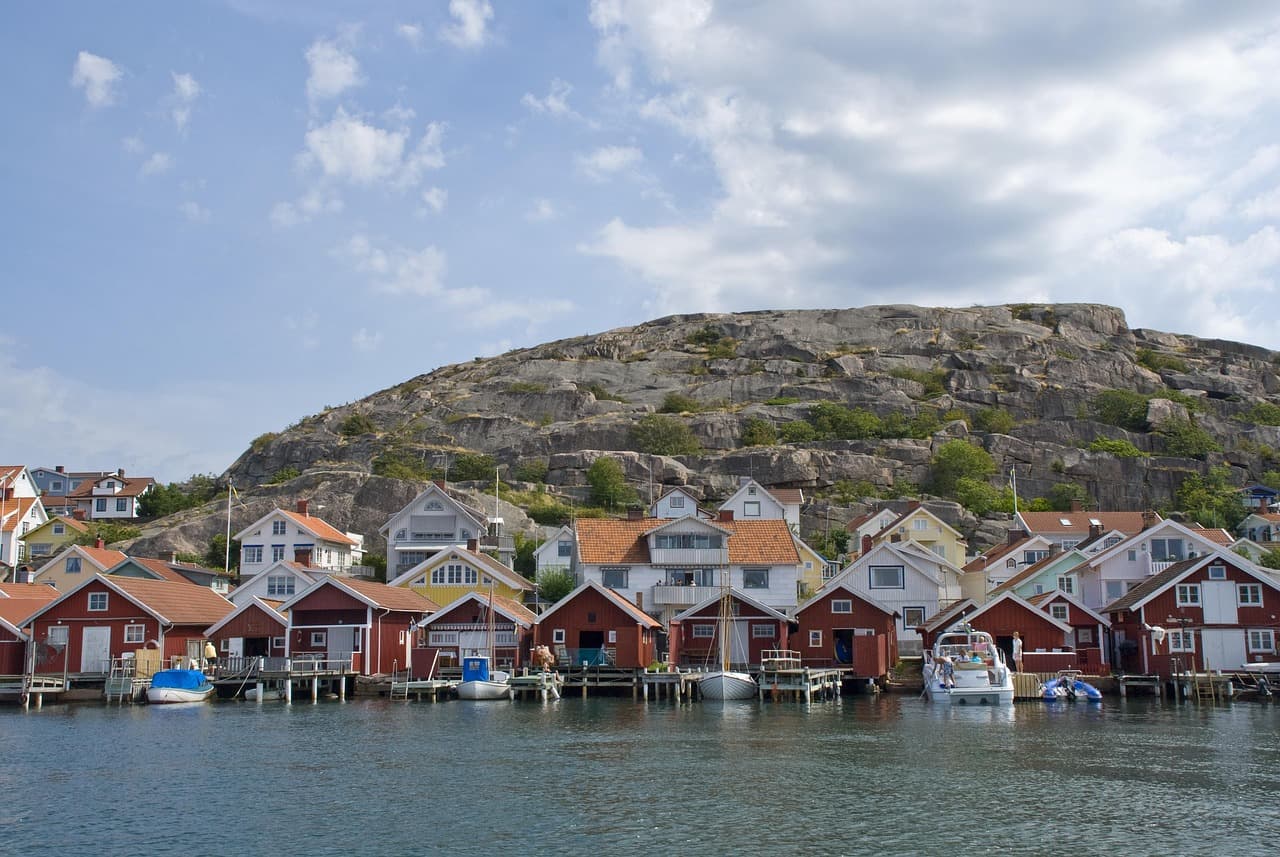 Hunnebostrand är en idyllisk sommarort nära campingen i Kungshamn