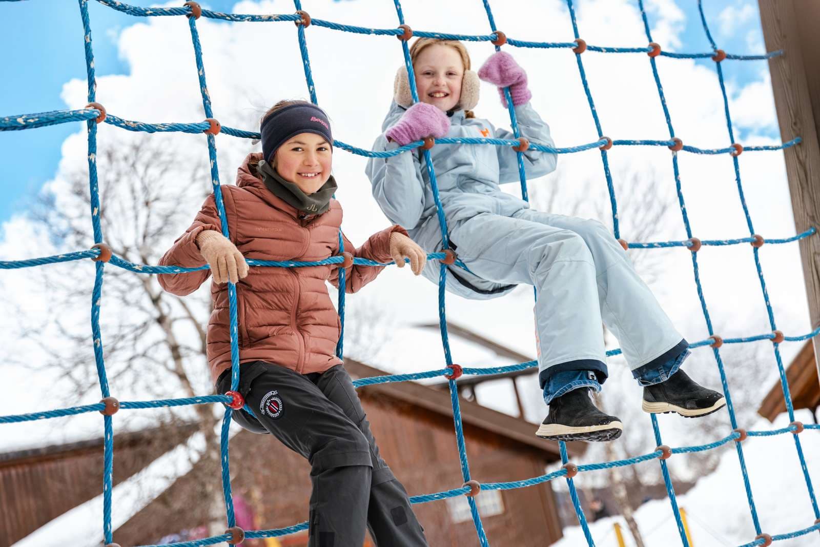 Barn som leker i snøen på First Camp Beitostølen campingplass – Valdres