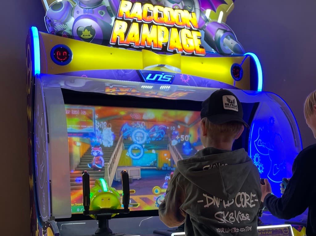 Barn som spelar i arkadhallen på campingen Orsa i Dalarna
