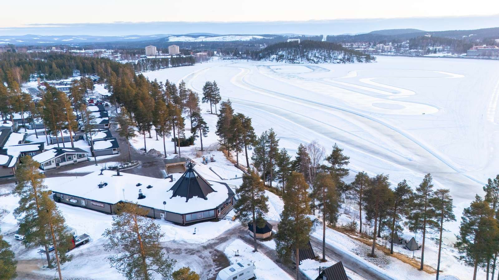 Vintervyer över campingen på First Camp Ansia i Lycksele