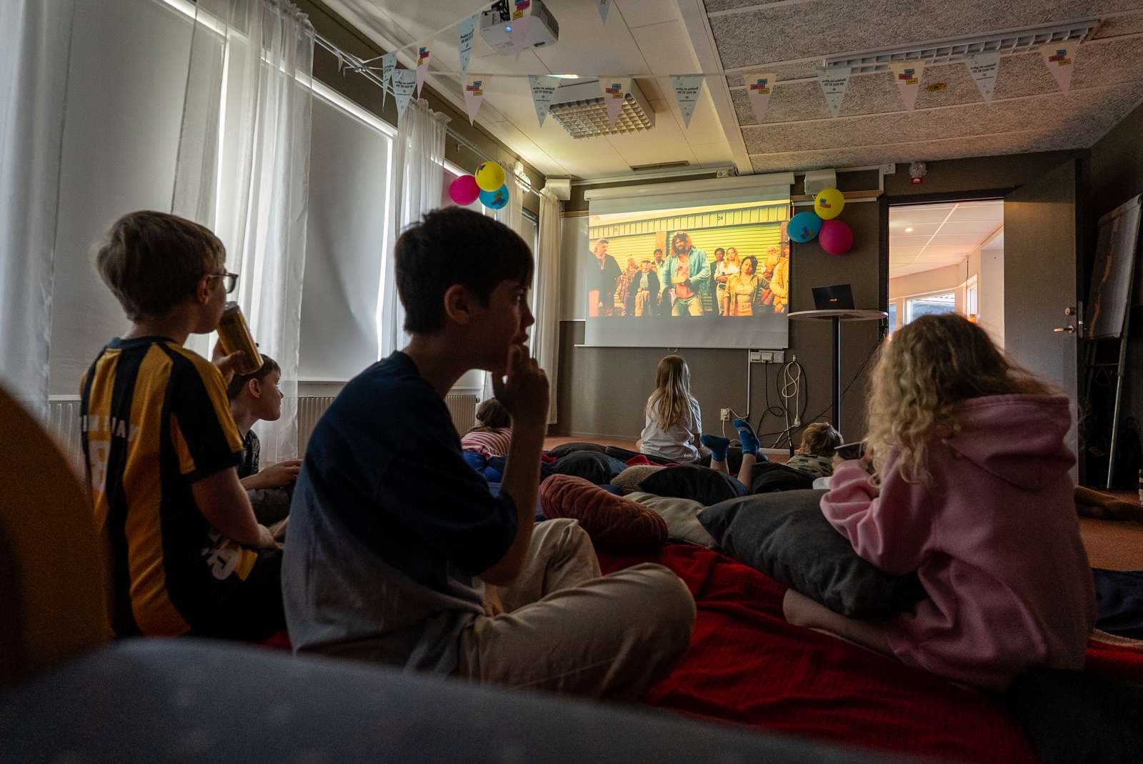 Min Stora Dag Moraparken barn som sitter och kollar på film tillsammans