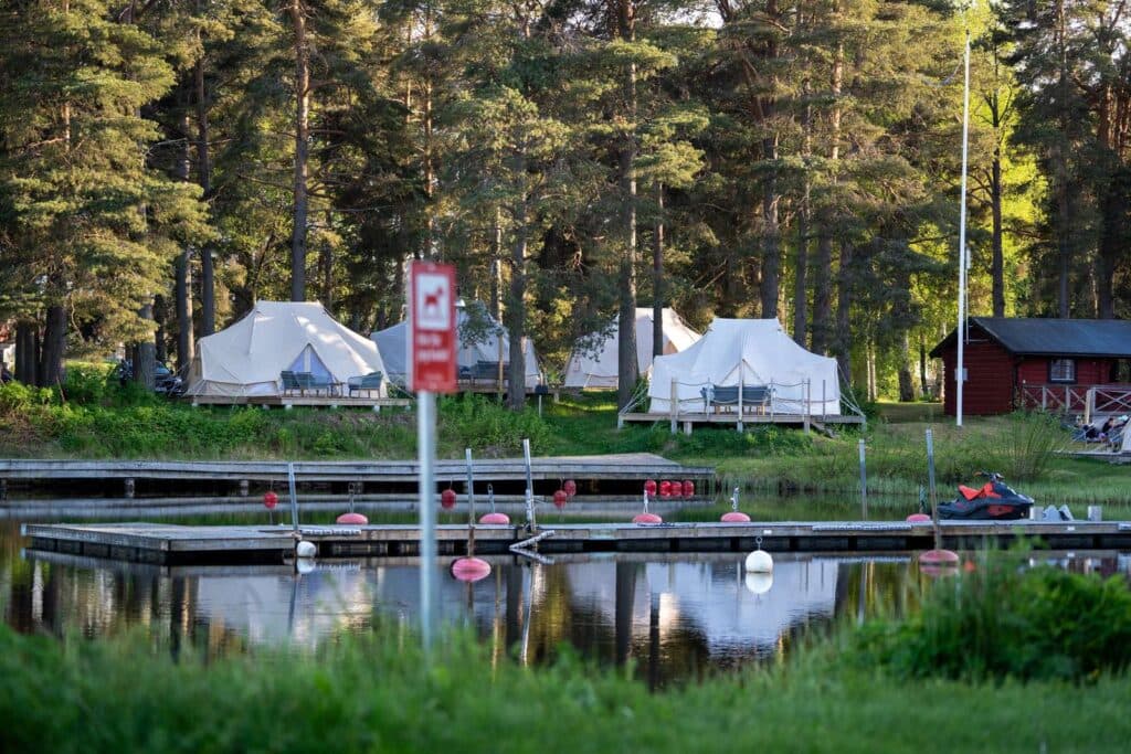 Min Stora Dag Moraparken glampingläger, utsikt över glampingtälten och vattnet bredvid