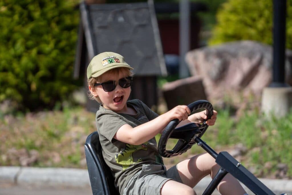 Min stora dag Moraparken barn som sitter i trampbil och skrattar mot kameran