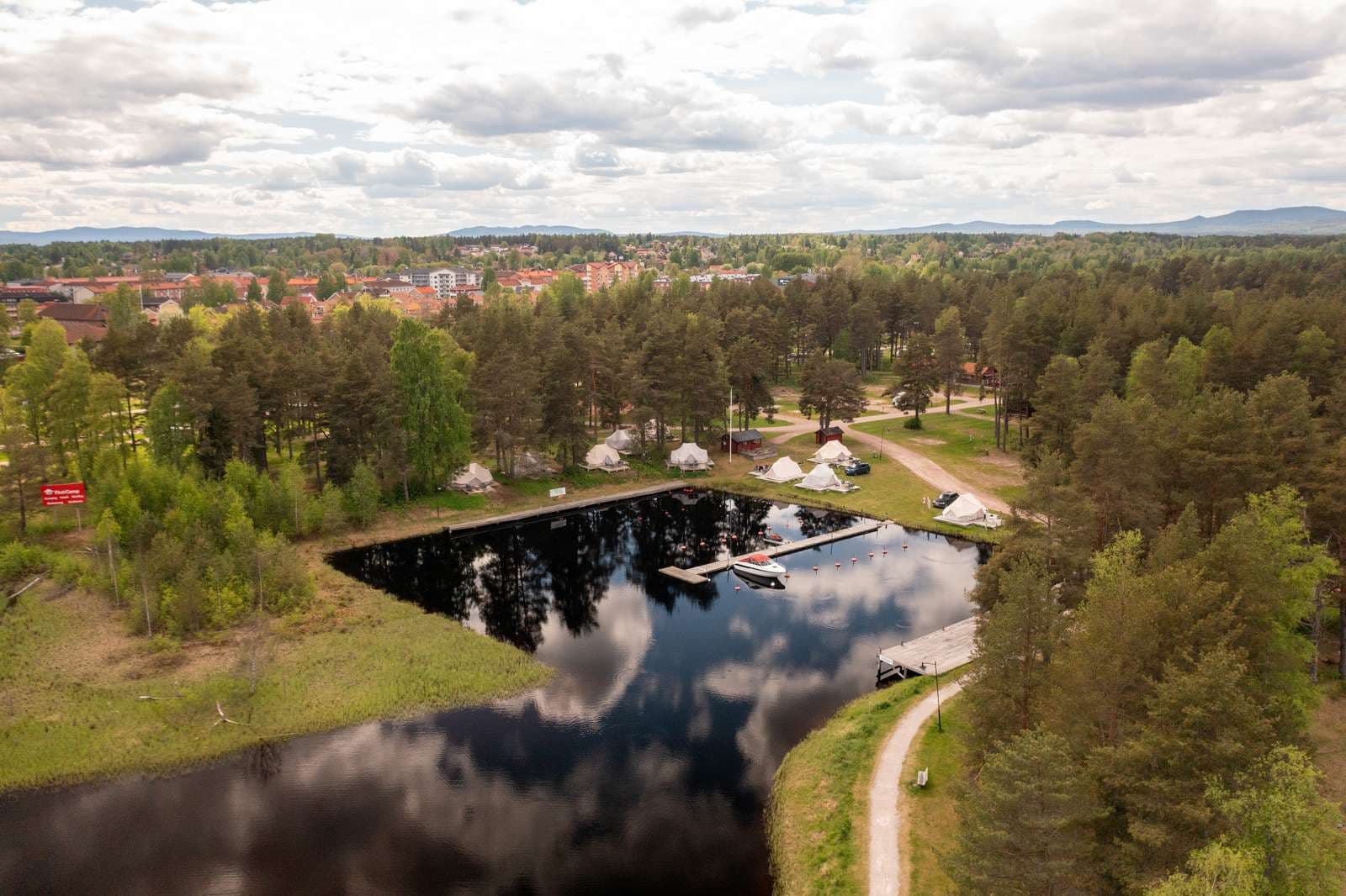 Min stora dag Moraparken glampingläger översikt över området och glampingtälten