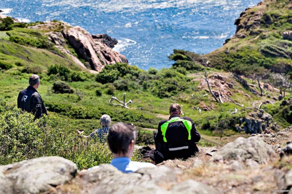 Nimis uppifrån klipparna med utsikt över havet.