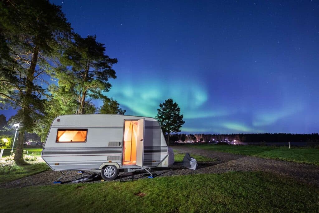 Norrsken över husbil på campingen Arcus Luleå